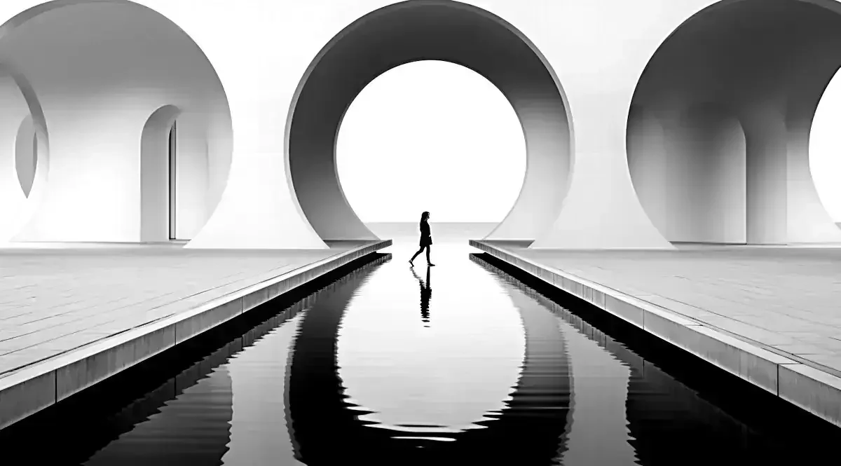 Dirigeant avançant vers une ouverture architecturale monumentale, symbole de vision clarifiée, de positionnement affirmé et de cap stratégique retrouvé.