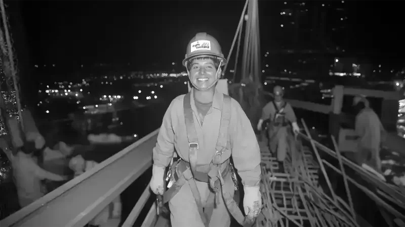 Portrait en noir et blanc d’un collaborateur sur chantier, illustrant une campagne de communication Santé et Sécurité en environnement industriel.