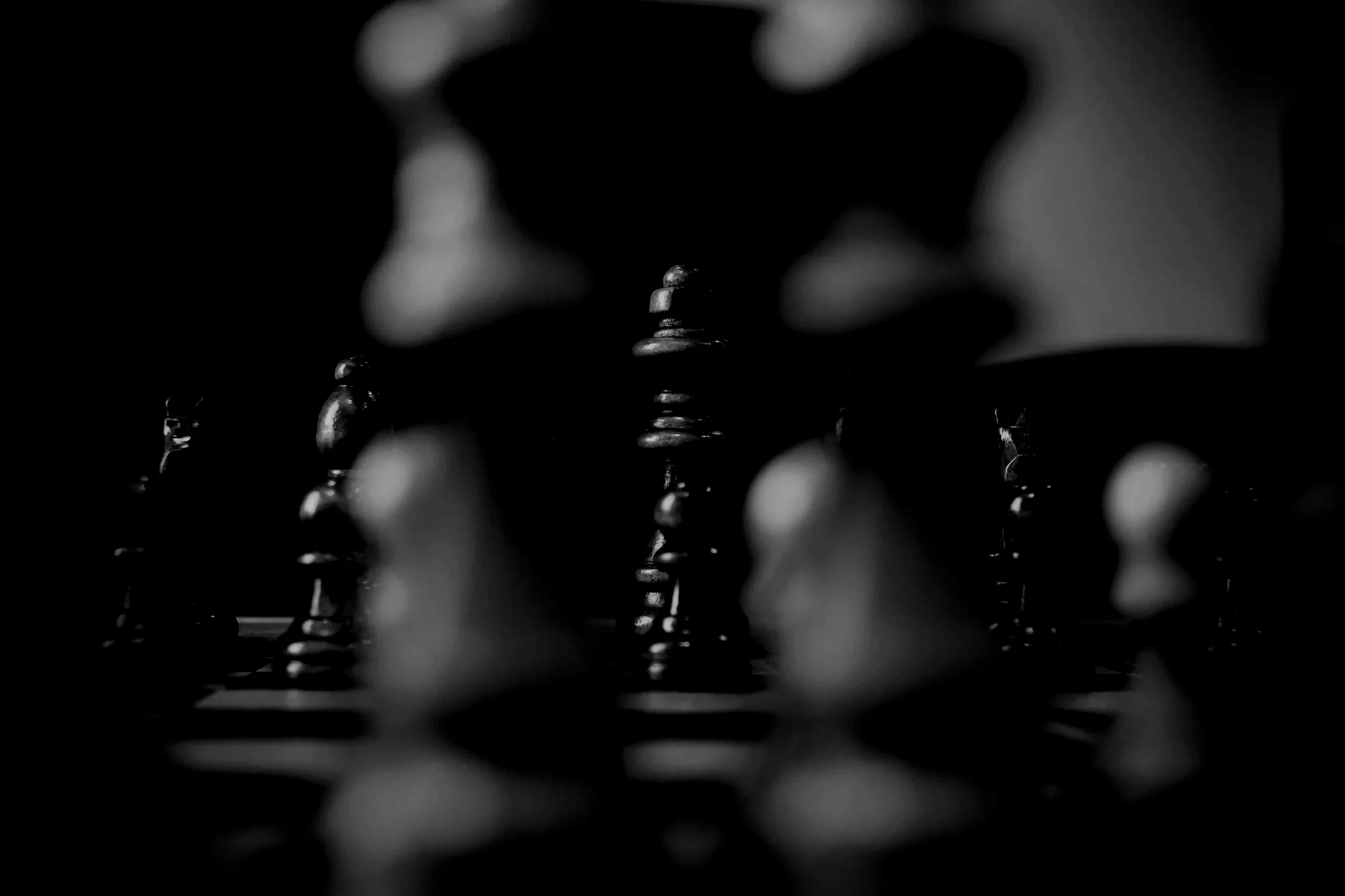 Jeu d’échecs en noir et blanc symbolisant la prise de décision stratégique