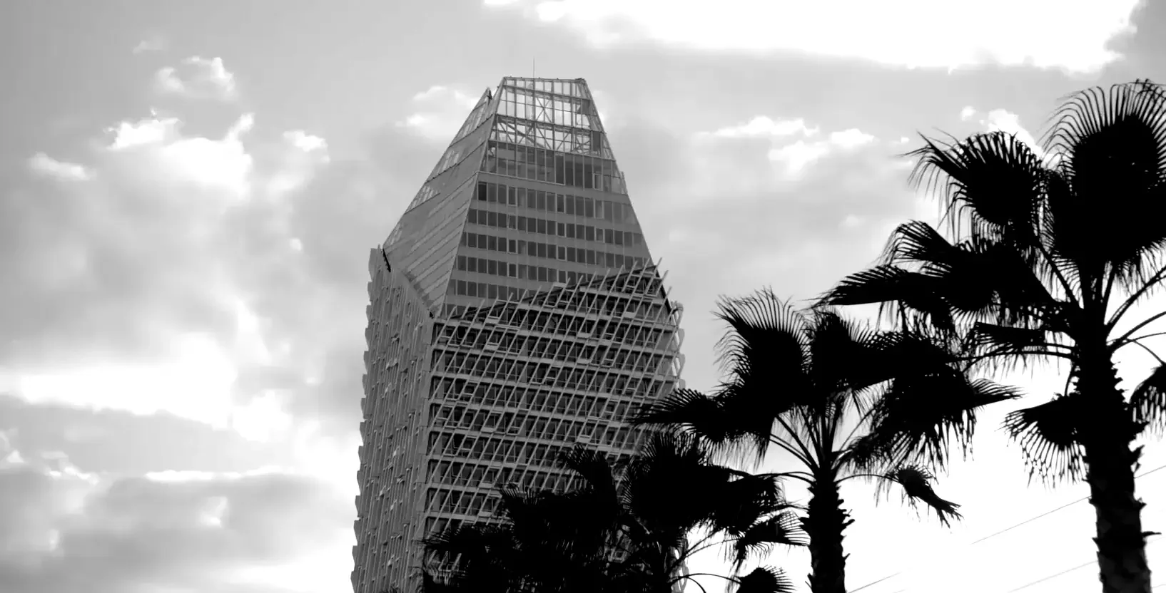 Minaret dominant une place publique animée, symbolisant la visibilité institutionnelle et l’ancrage local d’un projet emblématique – Fulgurance.