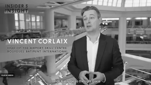 Une image en noir et blanc montrant un homme portant des lunettes et un costume, croisant les bras, dans un espace de bureau ou de laboratoire moderne. Texte superposé : 'INSIDER'S INSIGHT' et 'LET'S TALK ENGINEERING'.