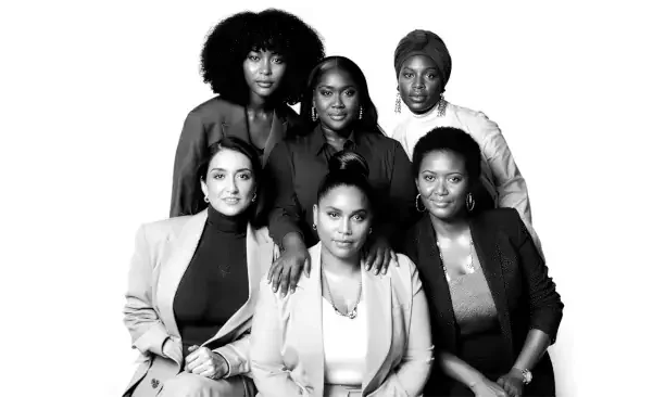 Groupe de femmes en cercle vu en contre-plongée, illustrant une action de communication interne dédiée à l’égalité professionnelle.