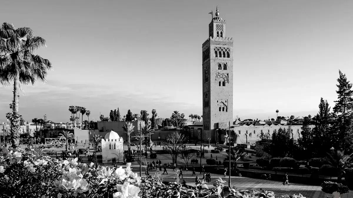Minaret dominant une place publique animée, symbolisant la visibilité institutionnelle et l’ancrage local d’un projet emblématique – Fulgurance.