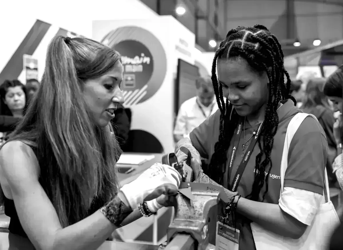 Jeunes femmes découvrant les métiers de l’ingénierie lors d’un événement de sensibilisation à la mixité professionnelle.