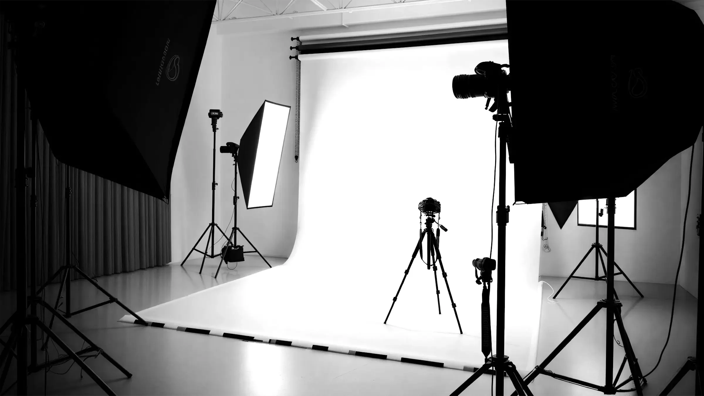 Studio photo professionnel équipé d’appareils, trépieds et éclairages, représentant la maîtrise technique, la qualité et la sécurité des productions audiovisuelles de luxe – Fulgurance, direction de production et excellence opérationnelle.