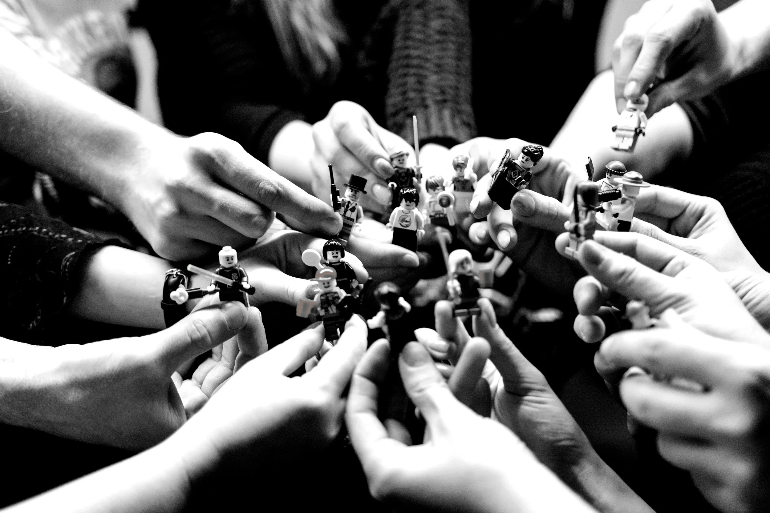 Des mains en forme de cercle avec des figures legos
