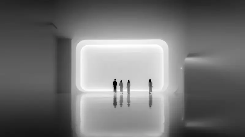 Quatre personnes se tenant ensemble dans un espace architectural lumineux et minimaliste, illustrant un dispositif de dialogue et de réflexion collective.