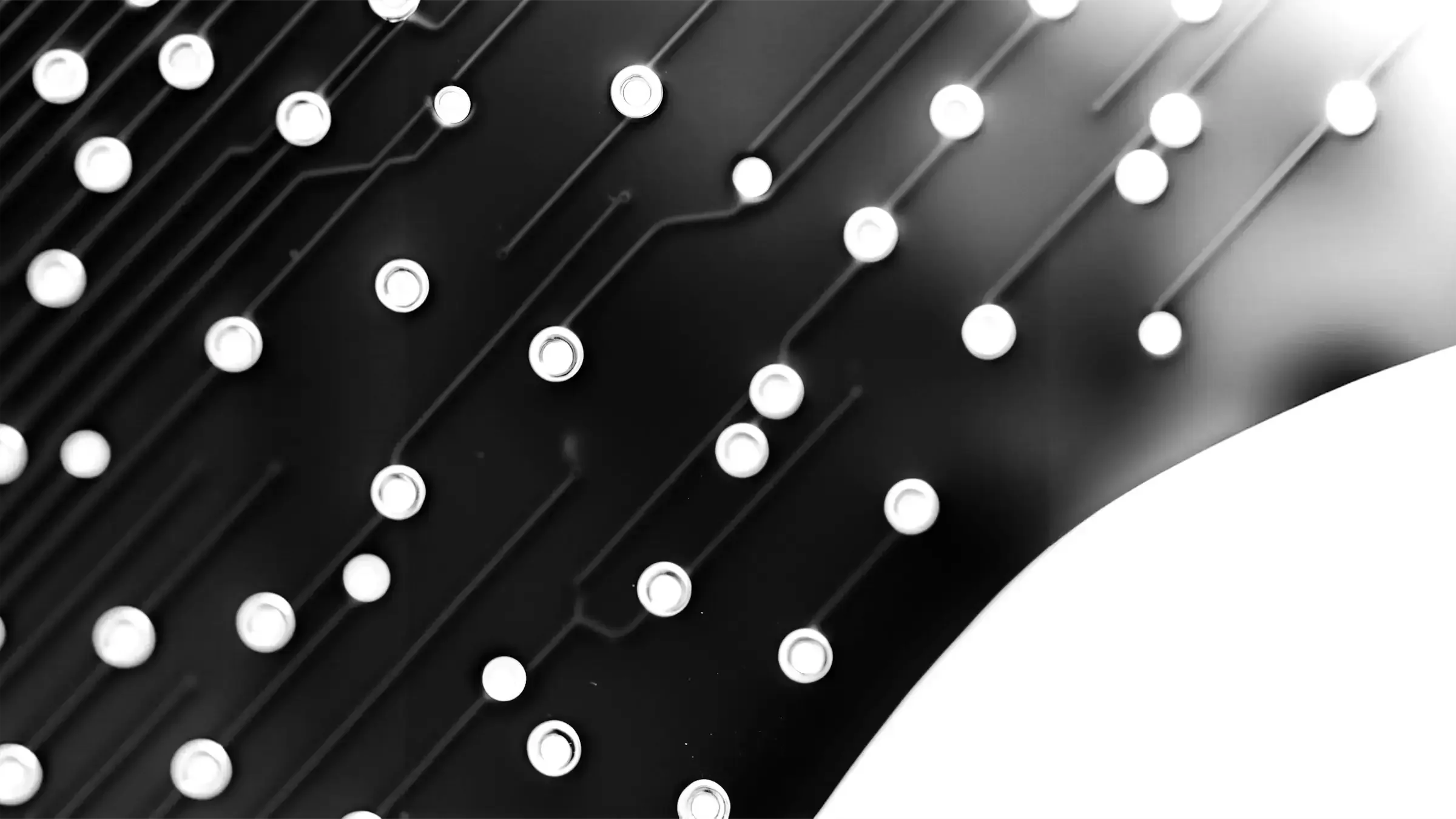 Circuit imprimé en noir et blanc avec points lumineux, représentant la complexité maîtrisée, l’alignement des processus et la performance technique – Fulgurance