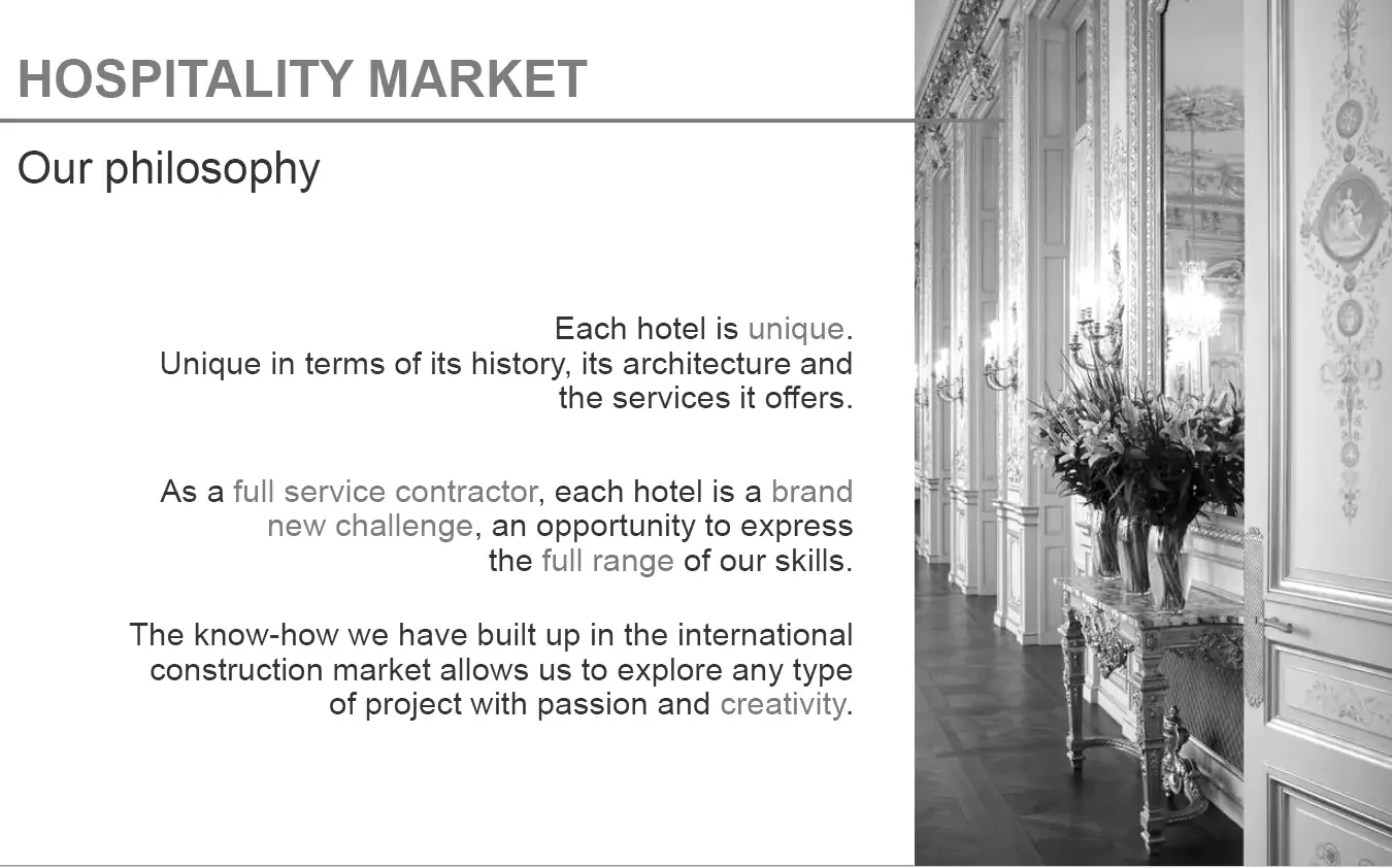 Bibliothèque moderne aux étagères courbées et livres parfaitement alignés en noir et blanc, illustrant la cohérence, l’organisation et l’accessibilité des supports institutionnels et commerciaux – Fulgurance, structuration éditoriale et alignement