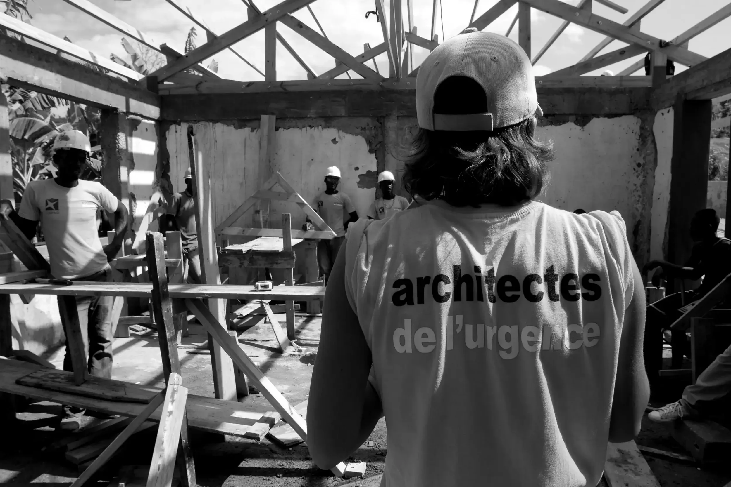 Équipe d’Architectes de l’Urgence en action sur un chantier, illustrant l’engagement humanitaire, la solidarité et la reconstruction en contexte de crise – Fulgurance.