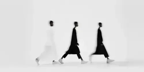 Silhouettes en mouvement symbolisant la transformation des dynamiques relationnelles et la coopération au sein d’une équipe