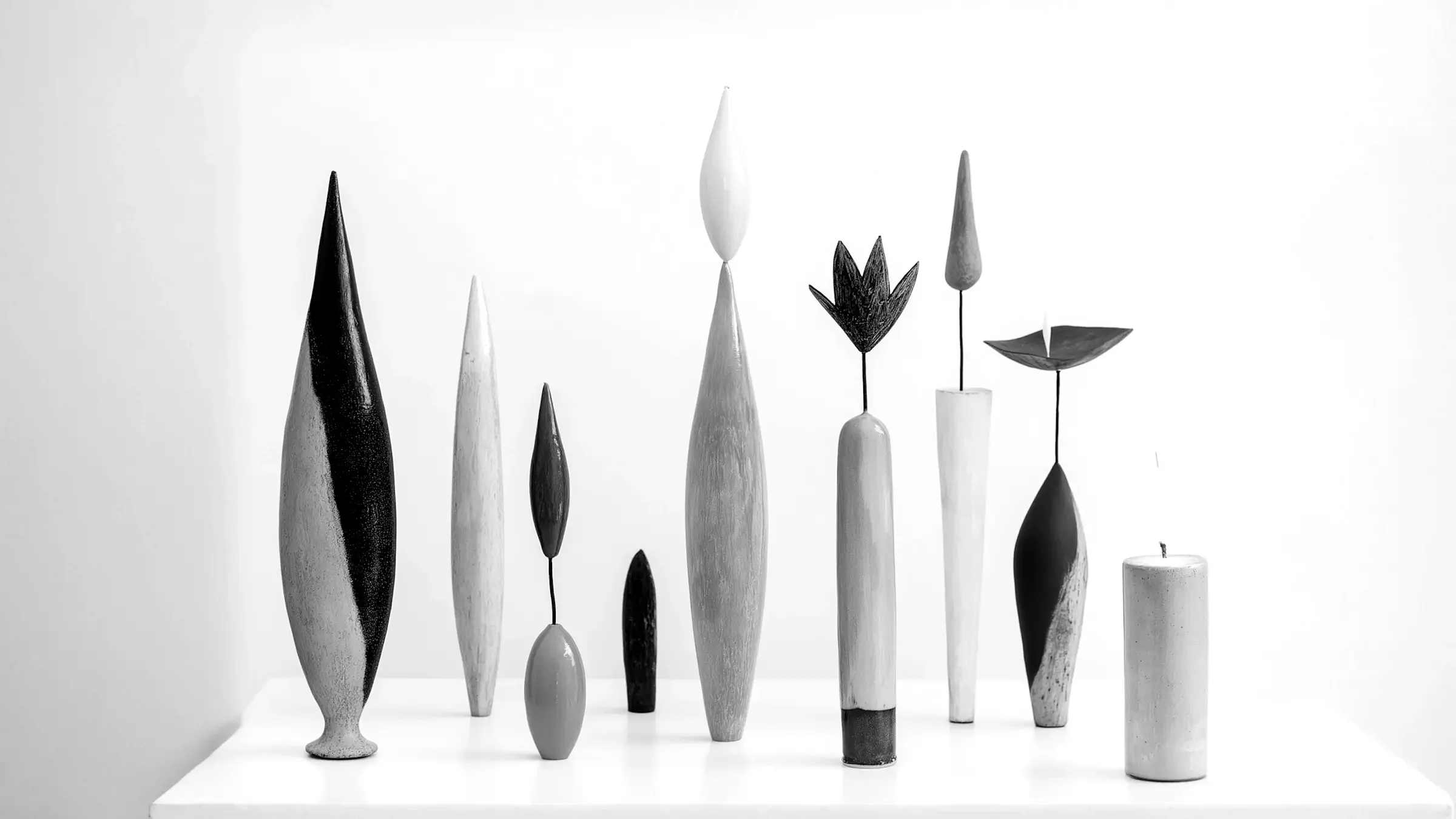 Installation de sculptures minimalistes en noir et blanc illustrant des formes distinctes et structurées