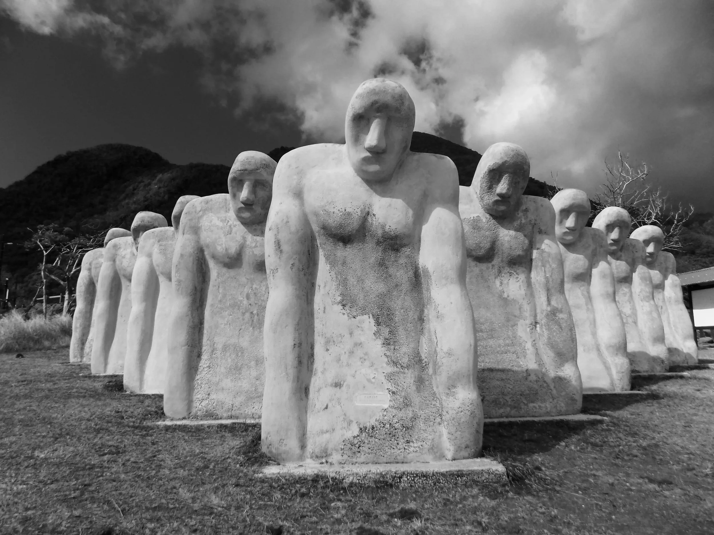 Sculptures alignées illustrant l’intégration entre communication stratégique, coaching professionnel et leadership