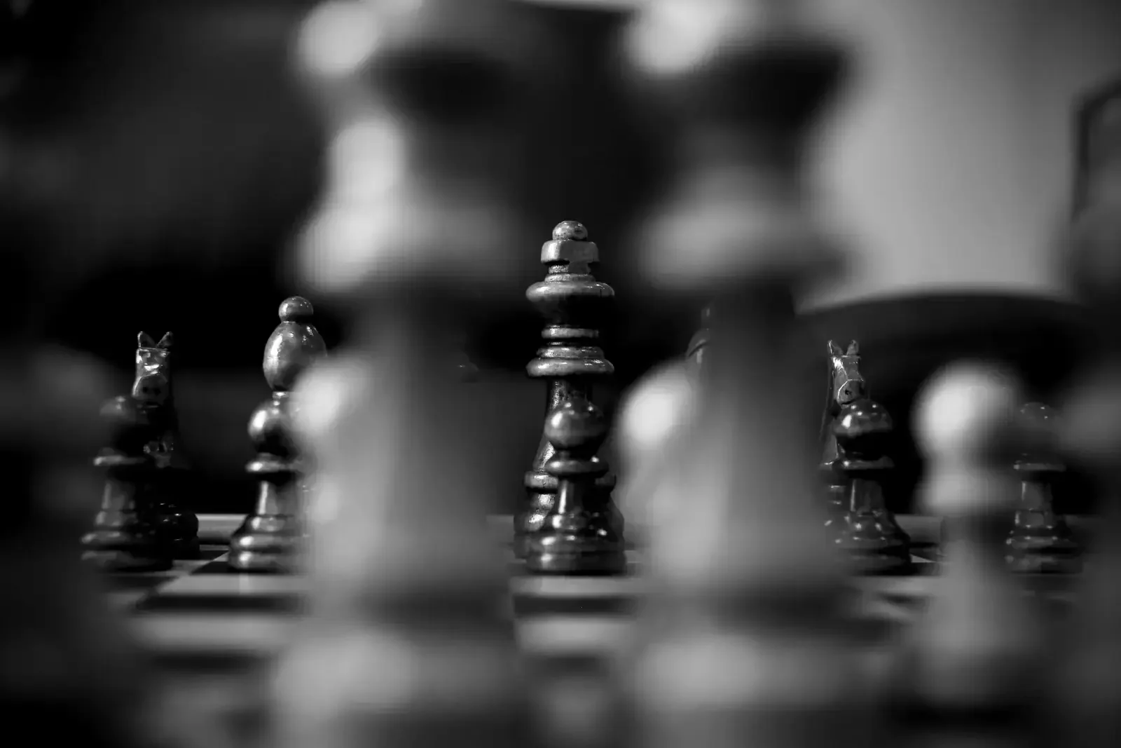 Jeu d’échecs en noir et blanc symbolisant la prise de décision stratégique