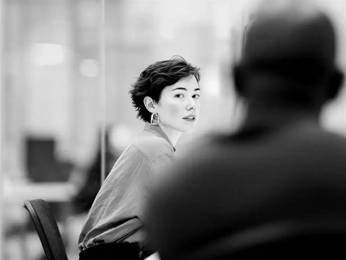 Équipe en situation de travail collaboratif illustrant la coordination, la coopération et la gestion de la complexité organisationnelle.