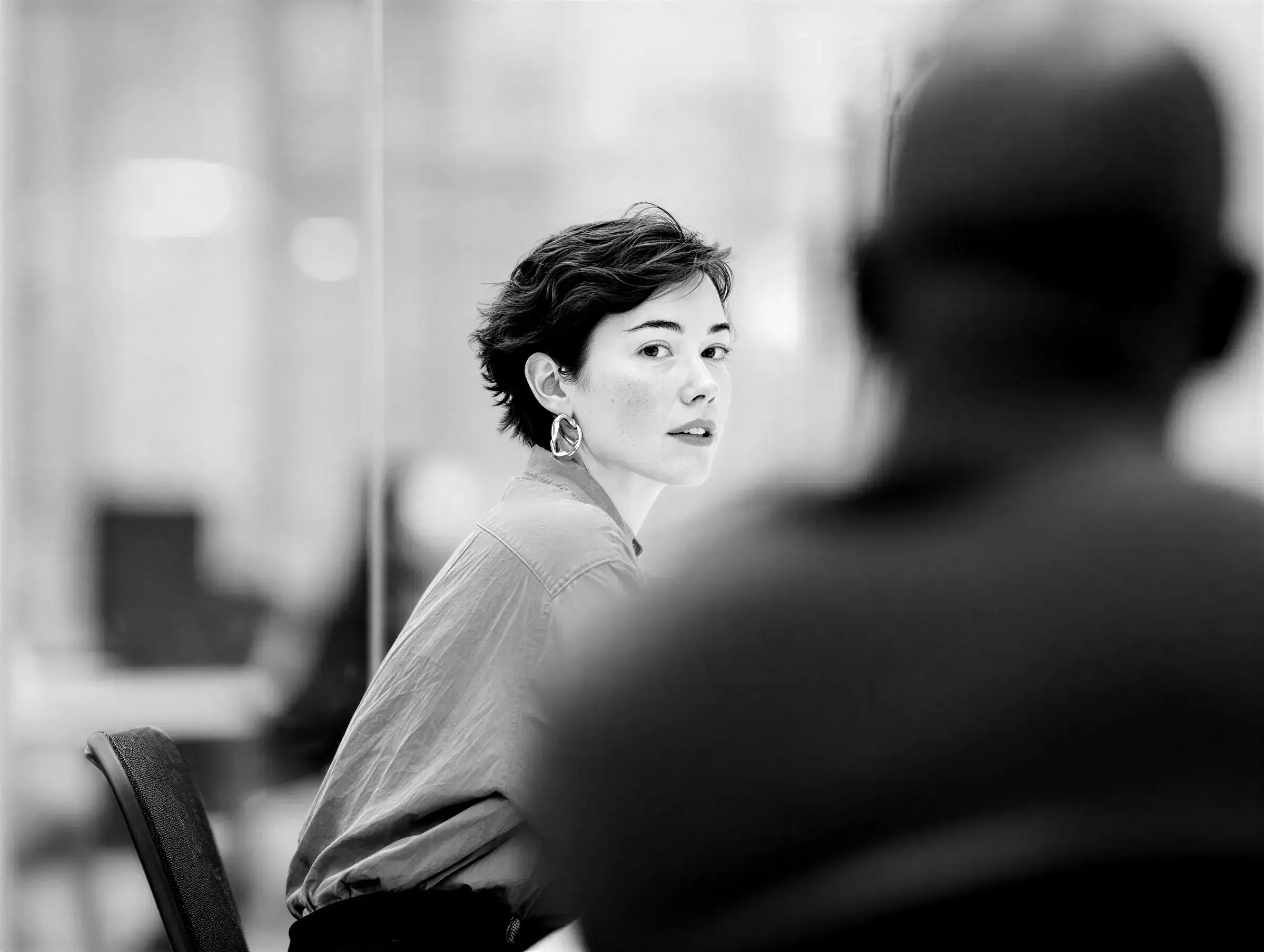 Équipe en situation de travail collaboratif illustrant la coordination, la coopération et la gestion de la complexité organisationnelle.