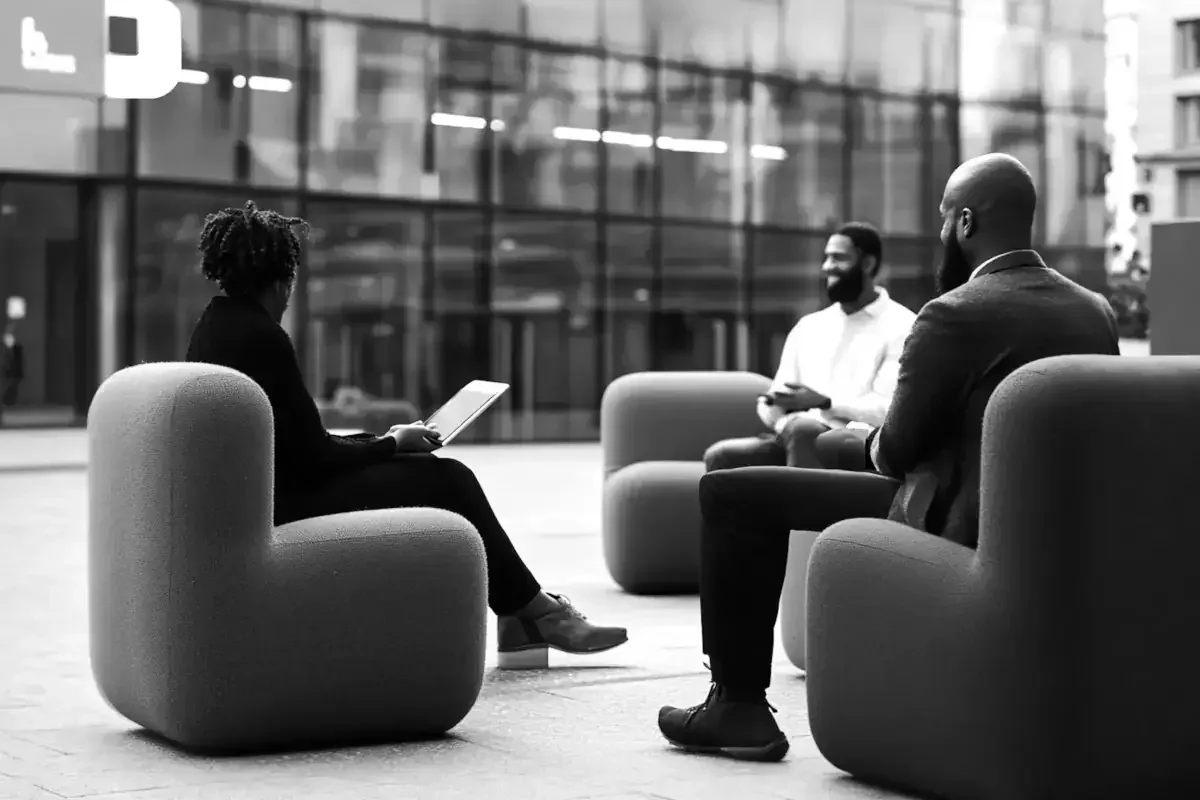 Une équipe de collaborateur en train de travailler ensemble sur une table plein de papiers et de graphiques