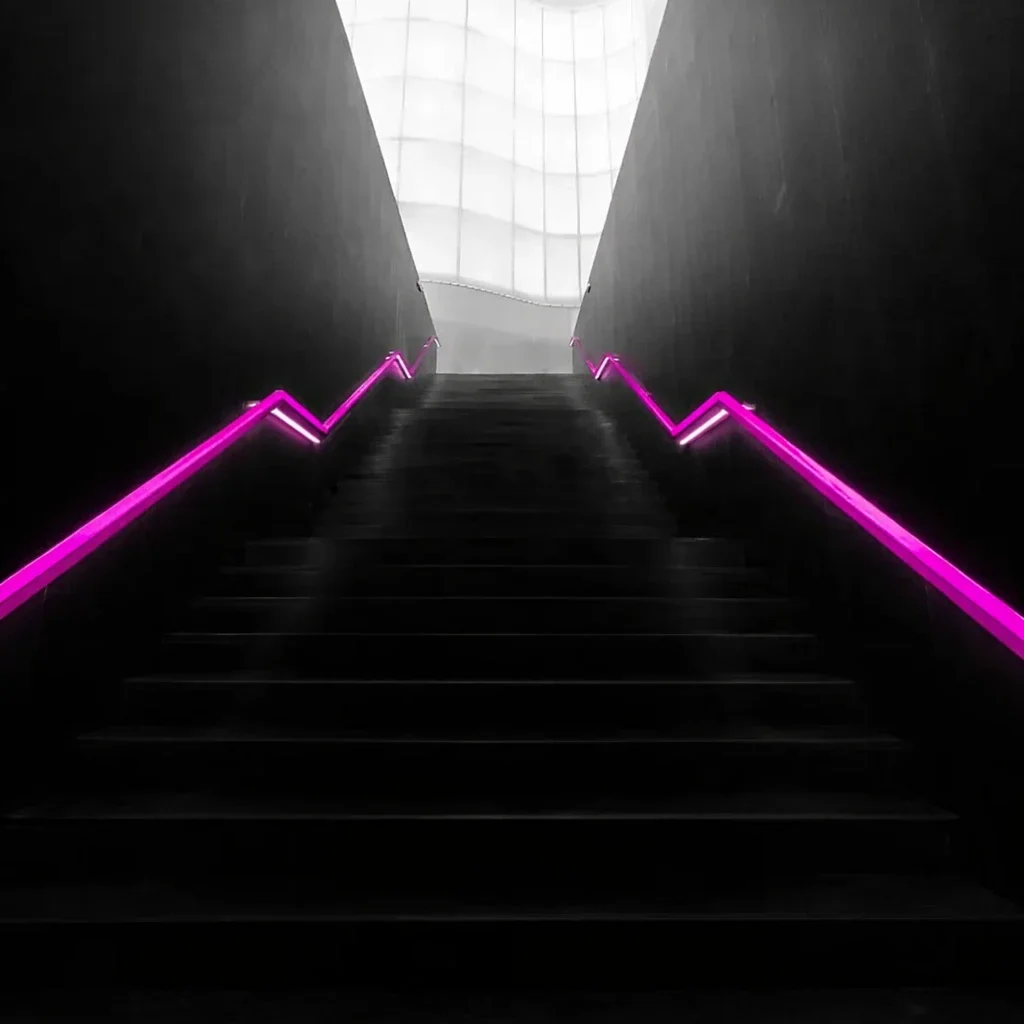 Escalier menant vers la lumière, symbolisant la formation en leadership et le développement de la posture managériale