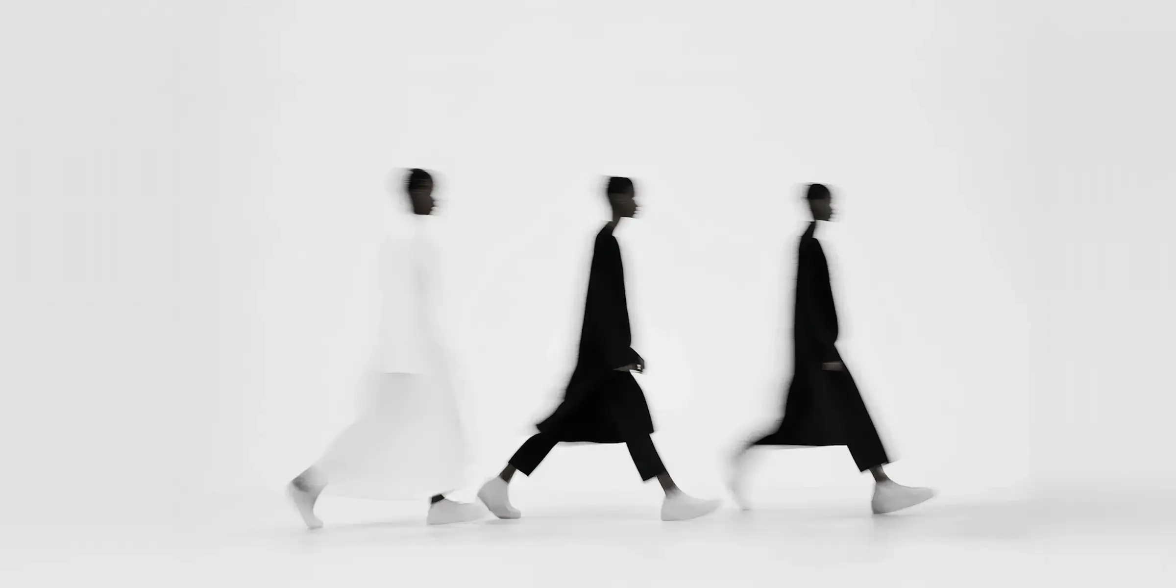 Silhouettes en mouvement symbolisant la transformation des dynamiques relationnelles et la coopération au sein d’une équipe