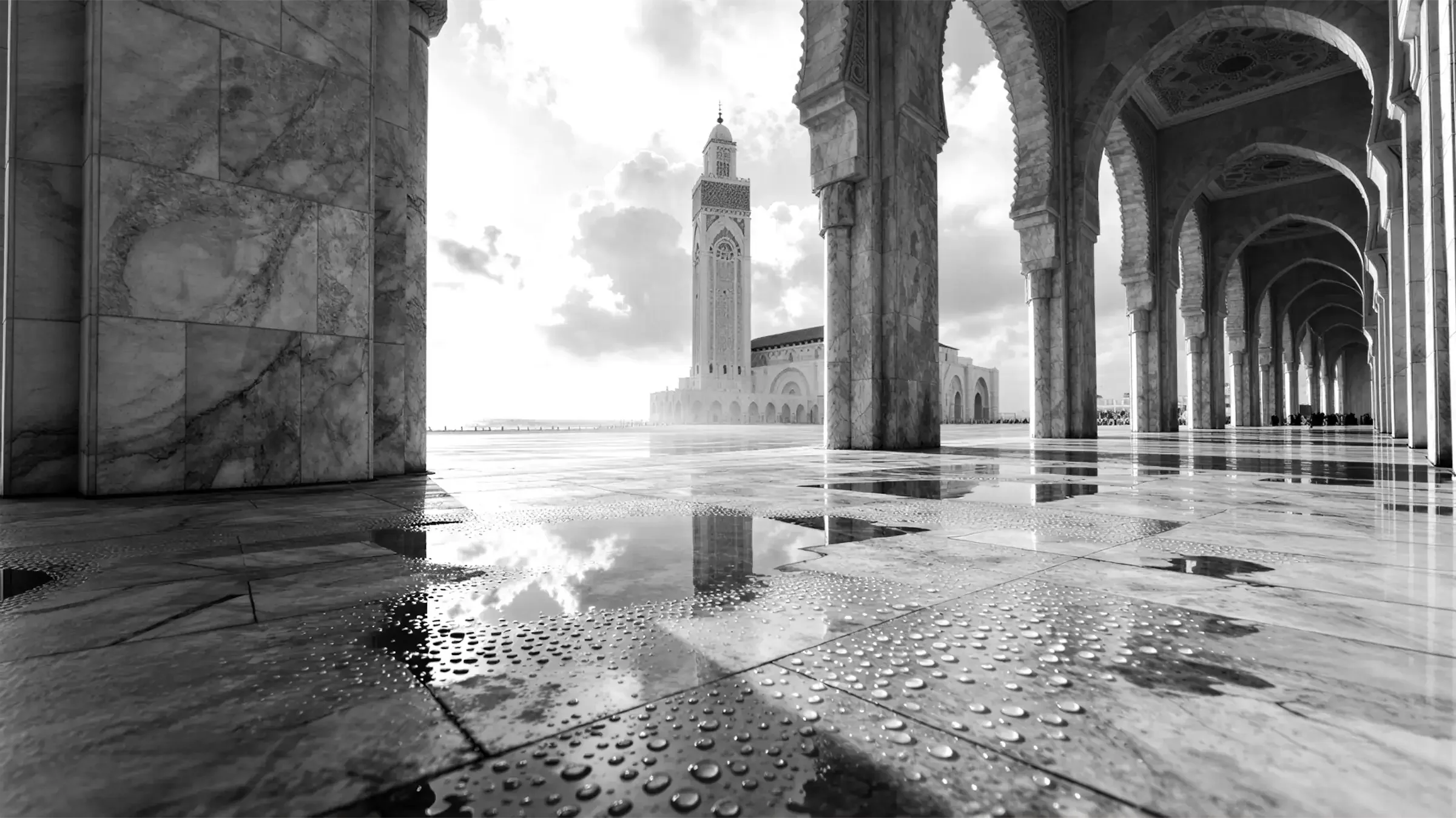Minaret dominant une place publique animée, symbolisant la visibilité institutionnelle et l’ancrage local d’un projet emblématique – Fulgurance.