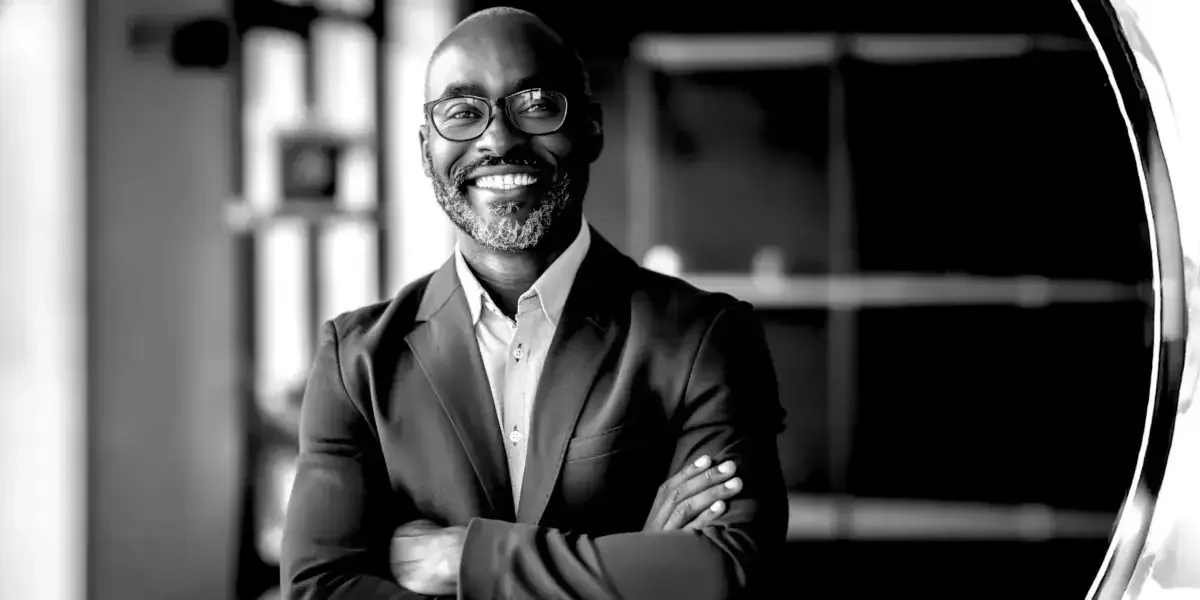 Manager en tenue professionnelle affichant une posture assurée, symbole de prise de décision et de puissance managériale.