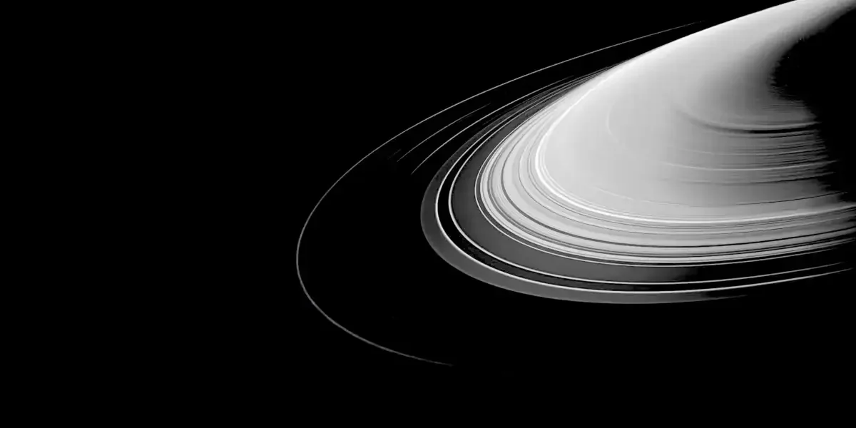 Forme abstraite dynamique illustrant le déploiement d’une stratégie de communication alignée