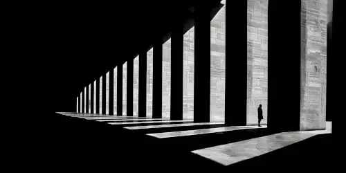 Silhouette d’un manager incarnant une posture de leadership alignée dans un cadre structurant