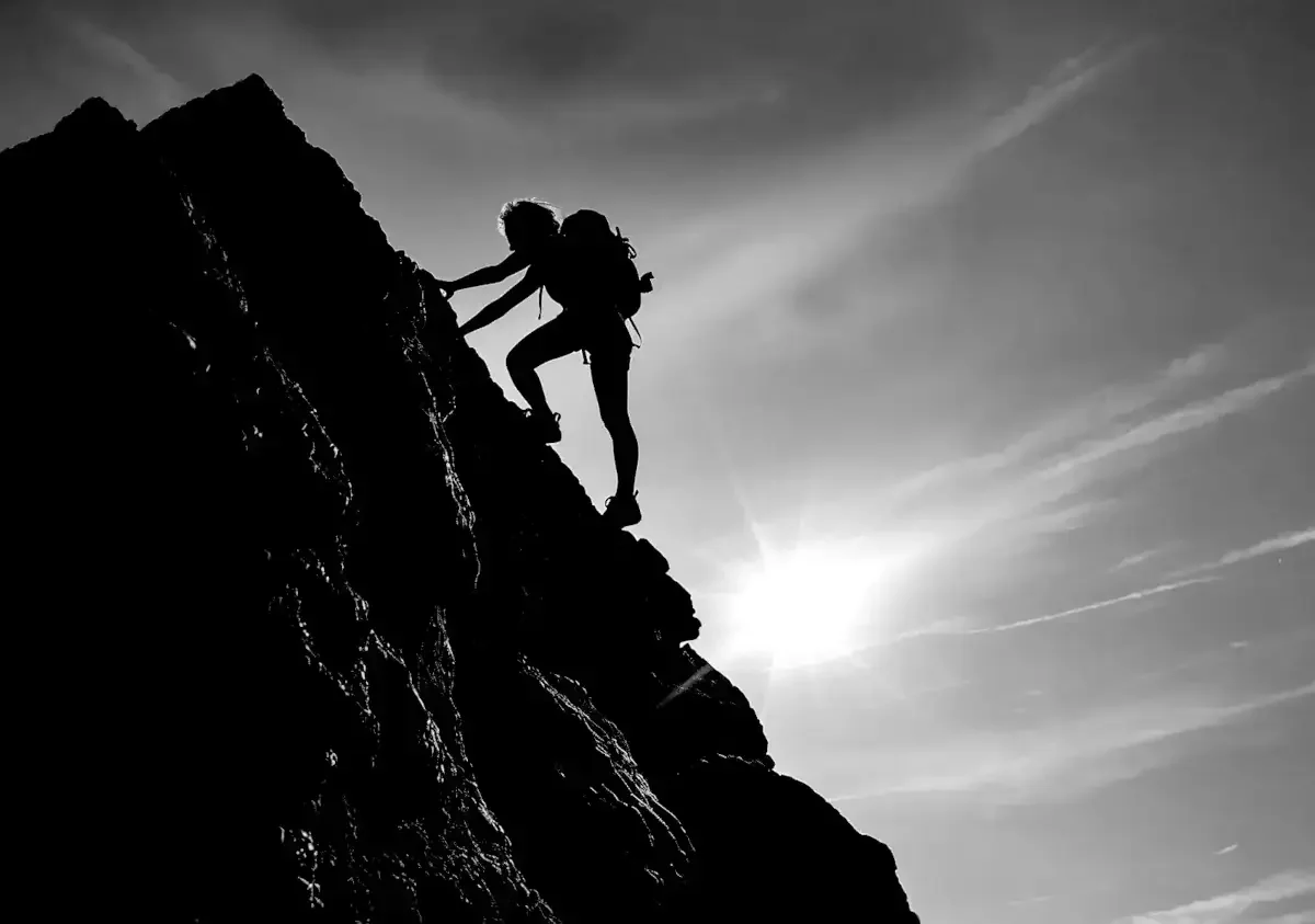 Dirigeant en situation d’ascension symbolisant la prise de décision et la posture de leadership