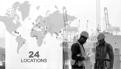 Carte du monde avec 24 lieux marqués, deux ouvriers en casque discutant sur un chantier, rings de grues en arrière-plan.