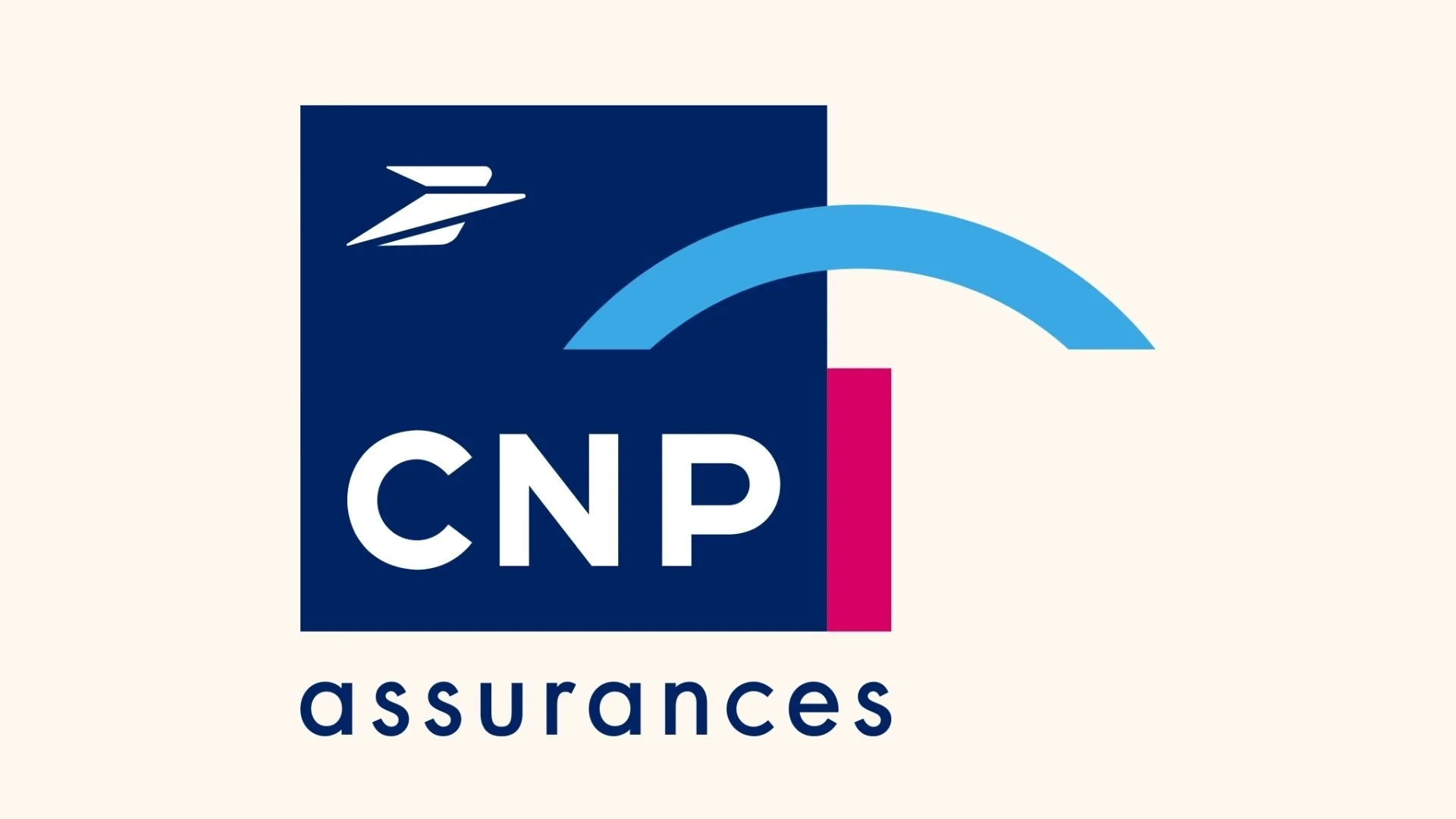 Logo de CNP Assurances avec une icône stylisée d'une plume ou d'un oiseau en haut à gauche, le texte 'CNP' en lettres blanches sur fond bleu foncé, une courbe bleue au-dessus de 'CNP', une bande magenta à droite de la courbe, et le mot 'assurances' en bleu foncé en dessous.