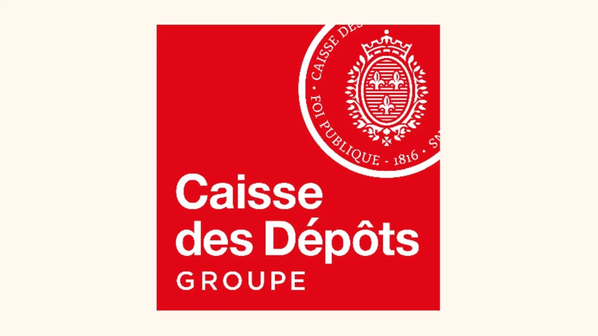 Logo rouge avec un cercle blanc en haut à droite contenant un emblème et la mention "FOURTEAU - CAISSE DES DEPÔTS - 1816". Texte blanc indiquant "Caisse des Dépôts GROUPE".
