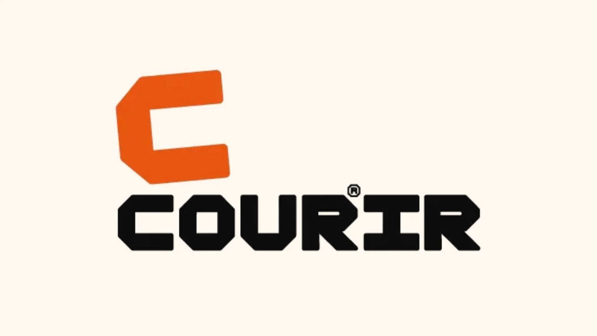 Logo de la marque Courrier avec un grand E orange stylisé au-dessus du texte en noir 'Courrier' sur fond blanc