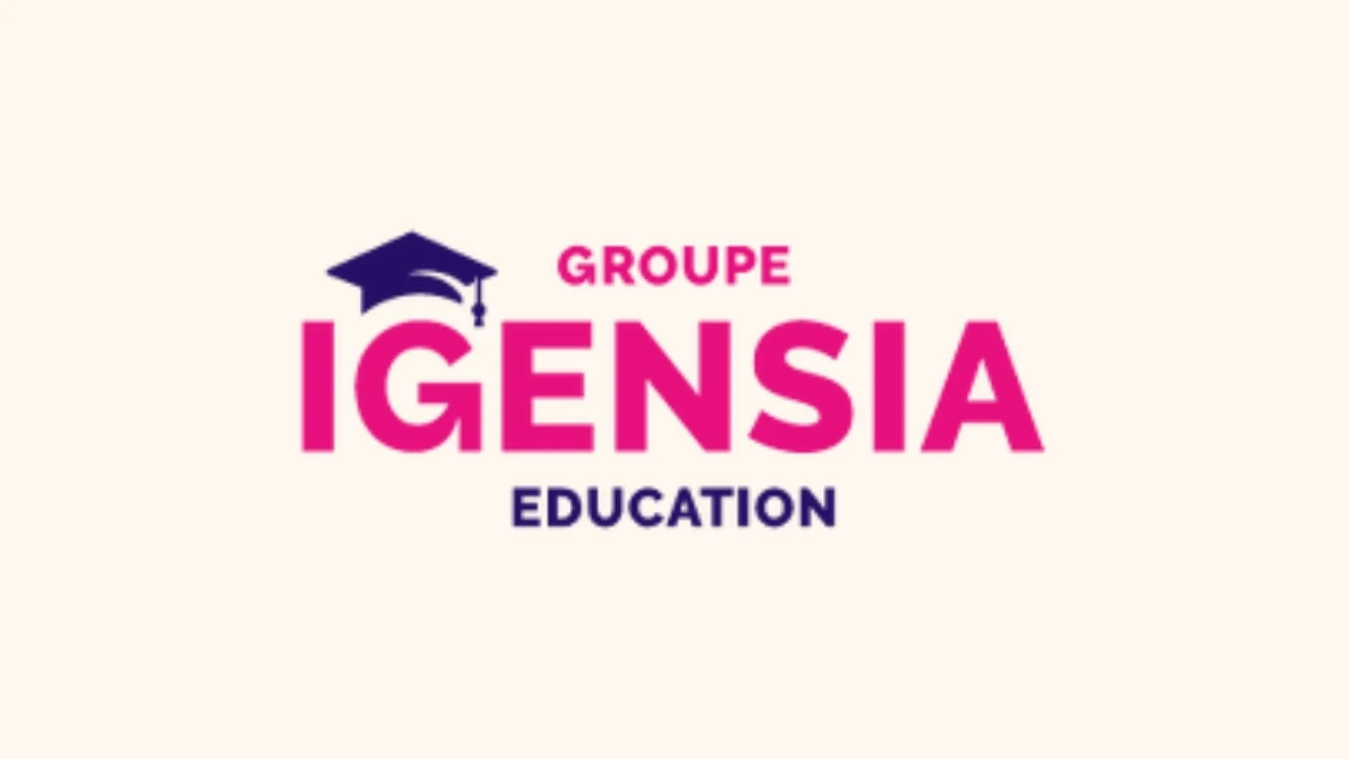 Logo du groupe IGENSIA Education avec un chapeau de diplômé en haut, le nom en grosses lettres roses et le mot 'GROUPE' en rose au-dessus, et 'EDUCATION' en bleu en dessous.