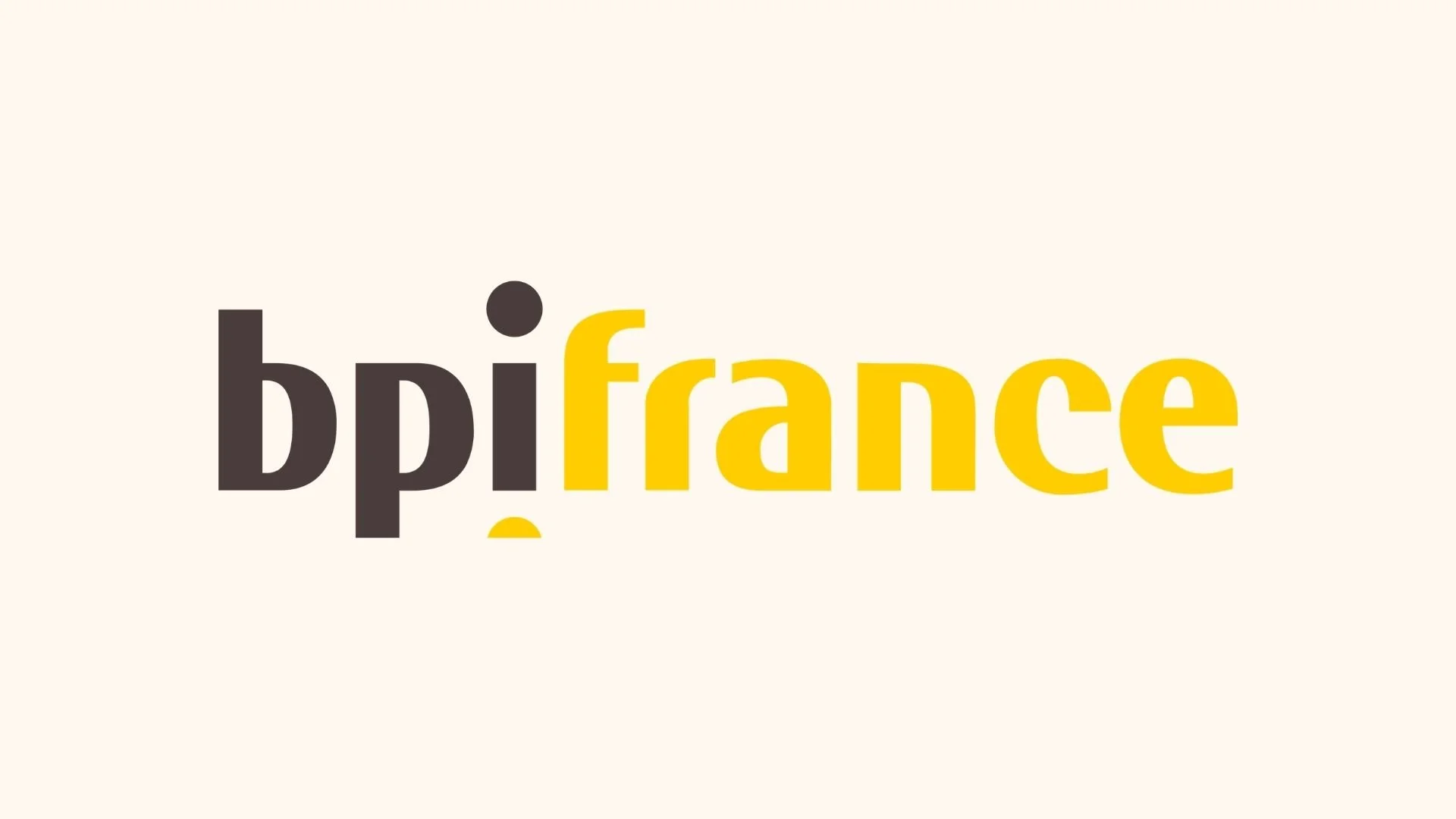 Logo de bpi france avec le texte en noir et jaune sur un fond beige clair.