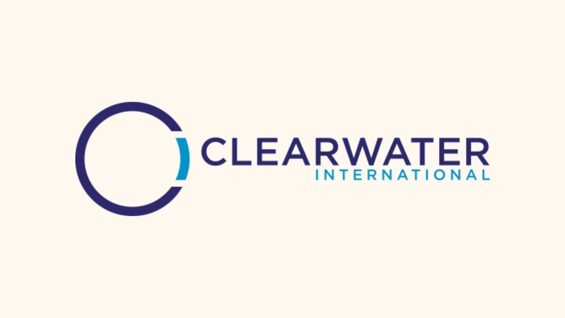 Logo de Clearwater International avec un cercle stylisé et le texte en bleu marine et bleu clair sur fond beige.