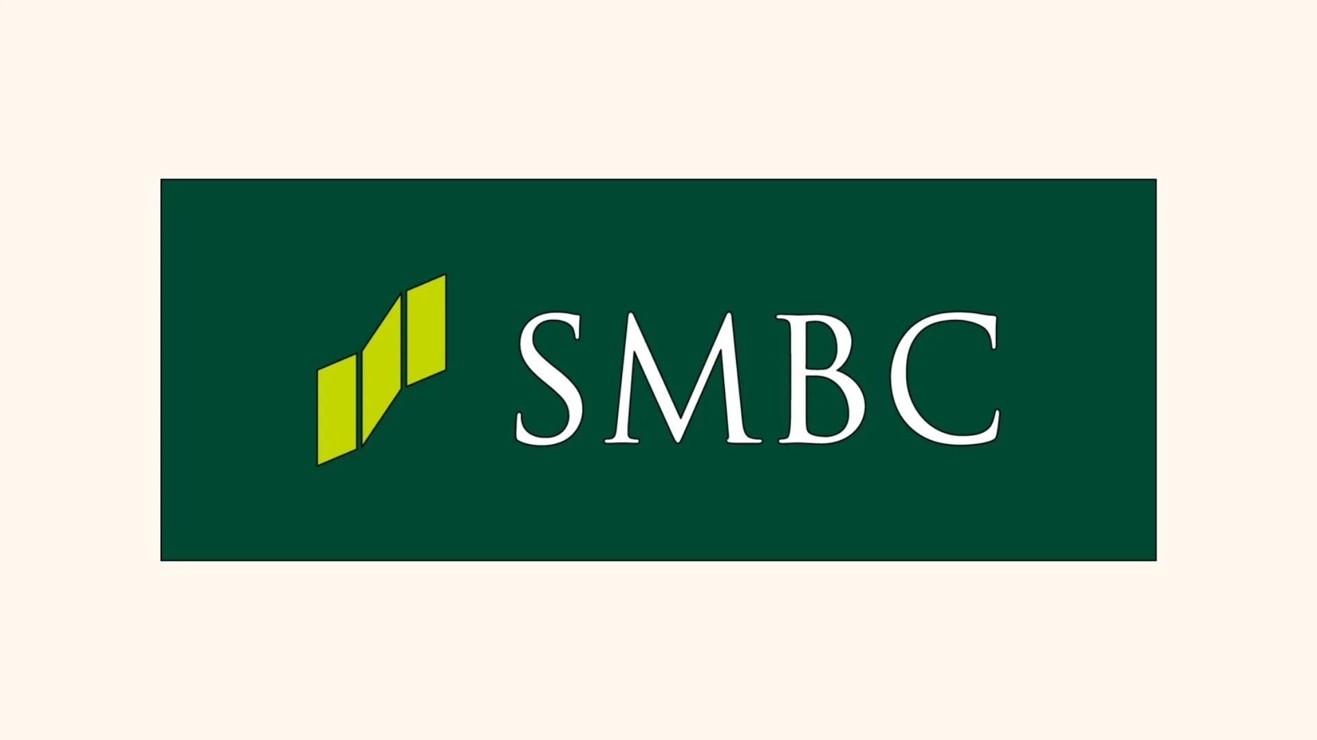 Logo de la SMBC avec un fond vert et des lettres blanches, incluant trois formes jaunes à gauche.