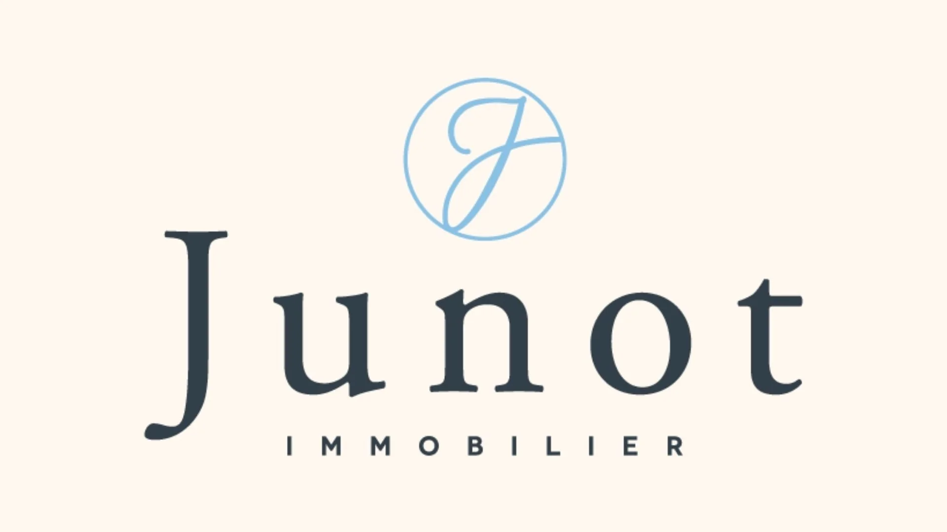 Logo de Junot Immobilier avec une lettre J stylisée en bleu dans un cercle au-dessus du nom en lettres noires.