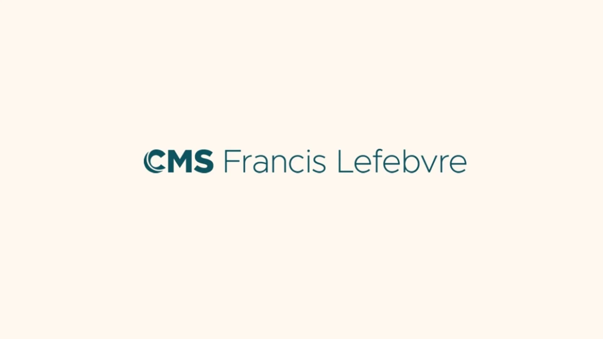 Logo de CMS Francis Lefebvre sur fond beige clair.