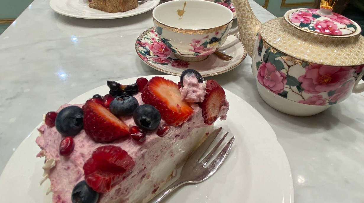 The-drink-journal-delicious-hopetoun-tea-rooms-berry-cake-floral-teapot.png