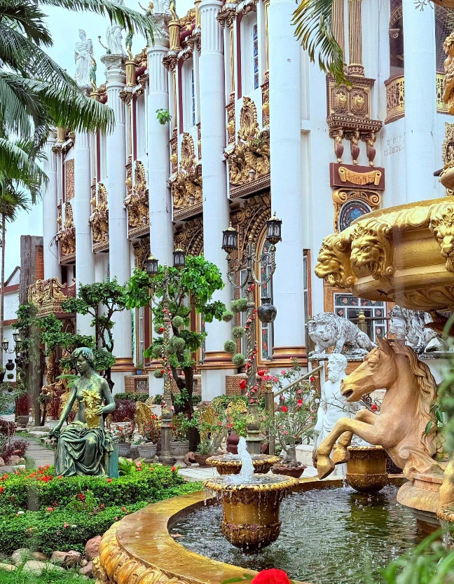versailles-de-flore-renaissance-architecture-chiang-mai-cafe.png