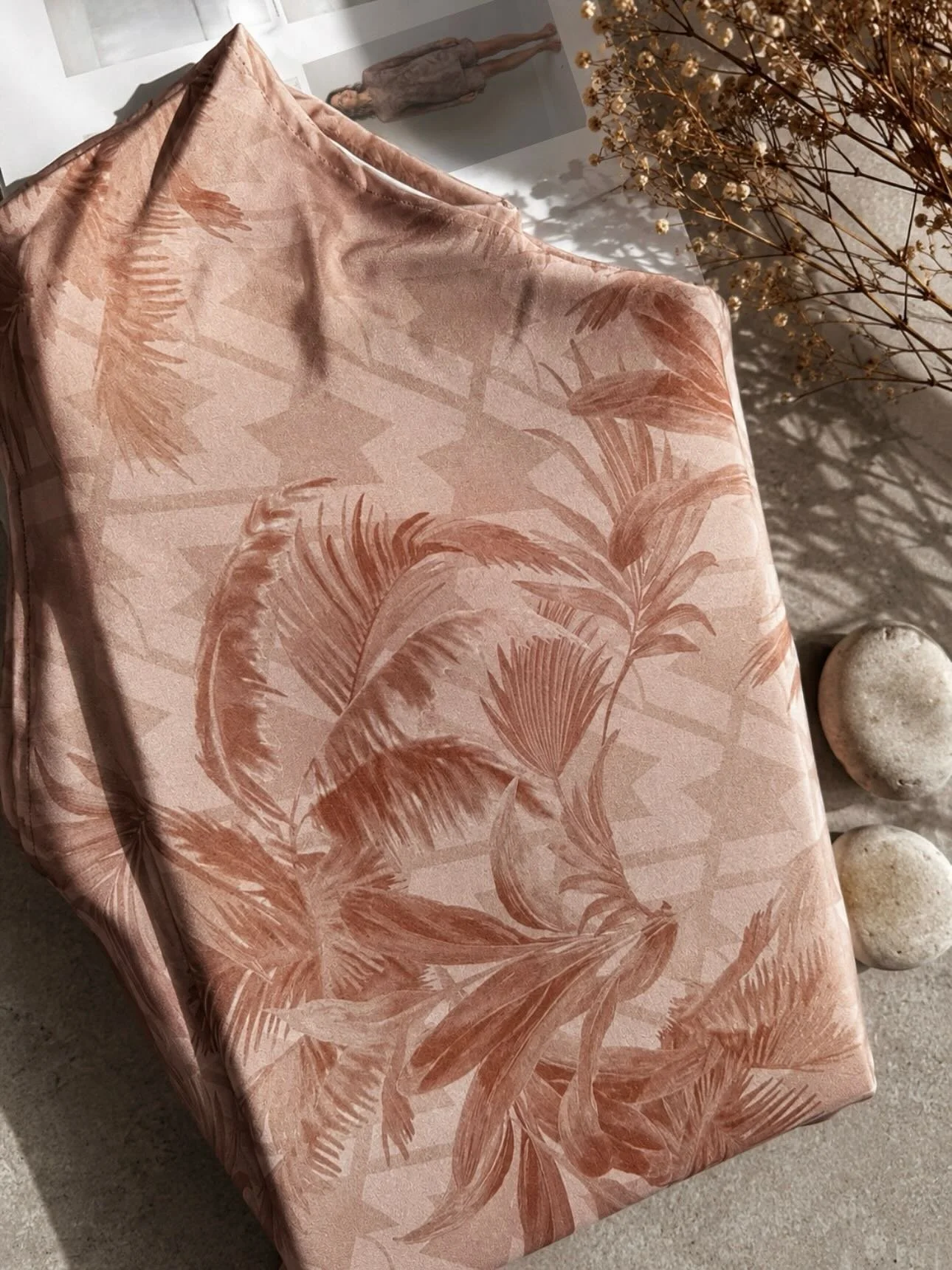 Una collezione che racconta la bellezza della natura attraverso stampe con scritta MWM, colori avvolgenti e linee essenziali.

Disponibile nelle tonalit&agrave; rosa, azzurro e terra.

Indossa la leggerezza.

Ti aspettiamo in boutique per scoprire e 