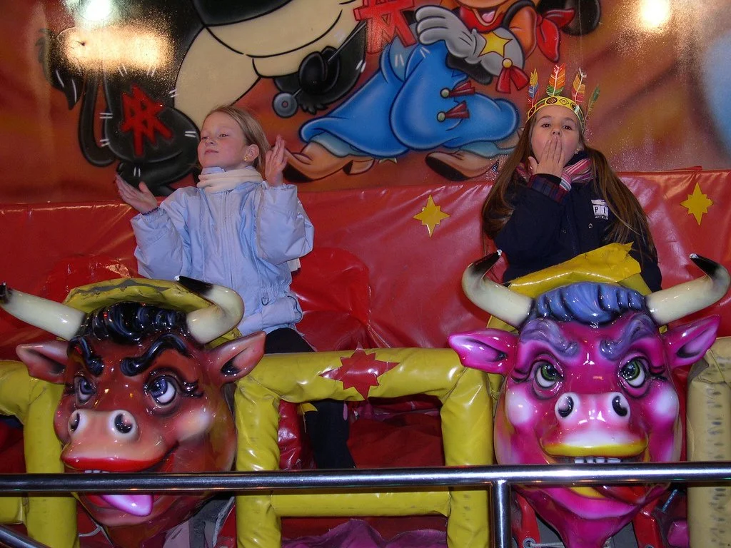 2 young ladies at a Luna Park - Barcelona