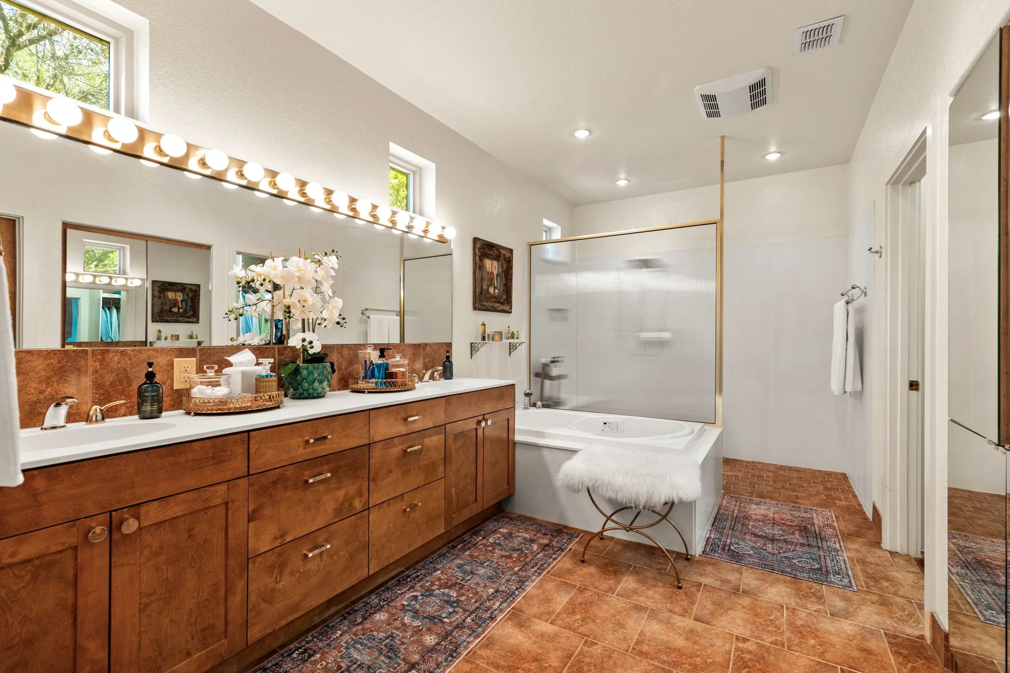 16 Master bath.jpg
