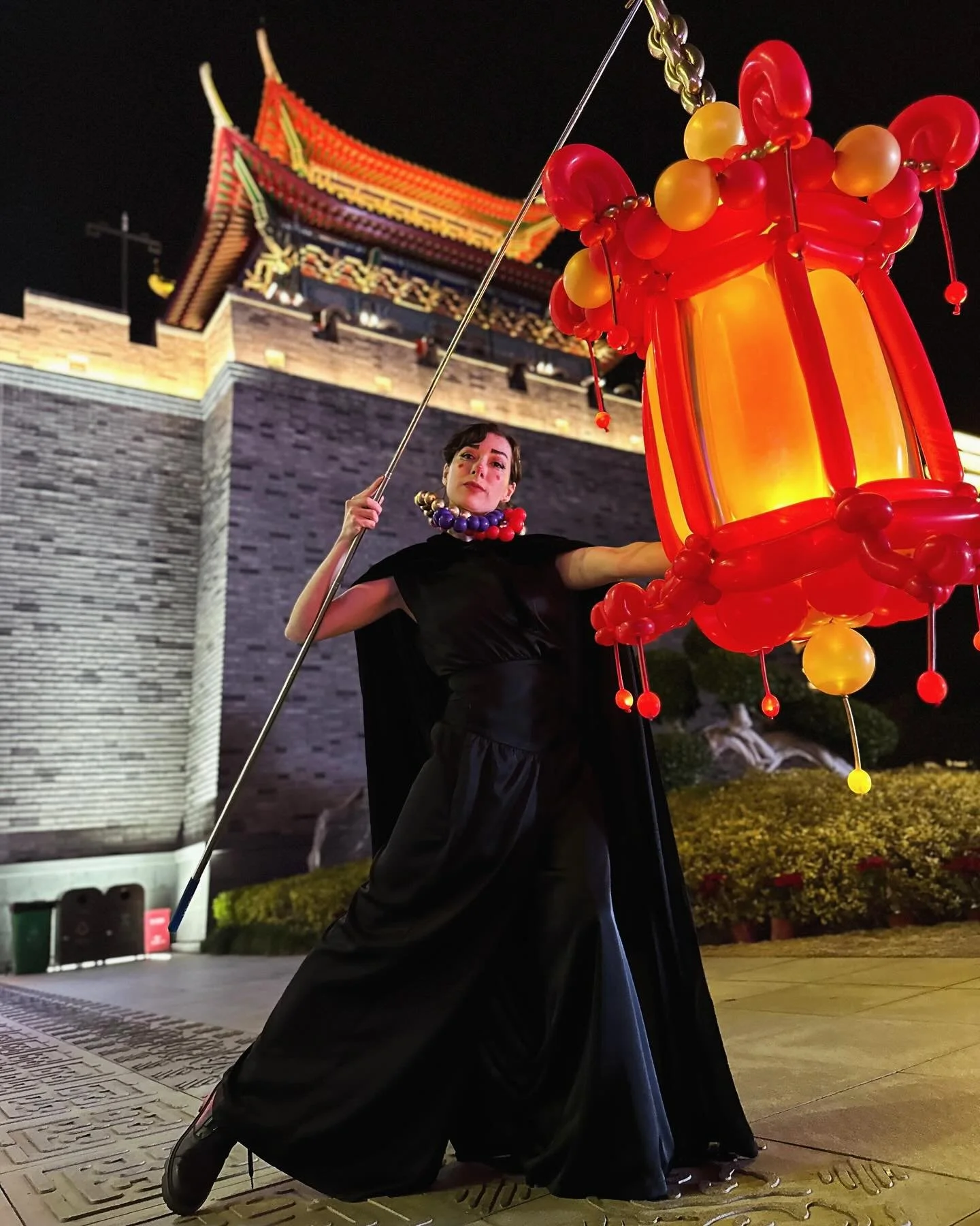 Lighting up the night in Fuzhou 🏮
.
📷 @balloons_ink 
.
#balloons #balloonart #balloonartist #balloonsculpture #balloondecor #balloondecoration #balloonartistry #balloontwister #balloontwisting #eventdecor #evententertainment #eventideas #balloonlan