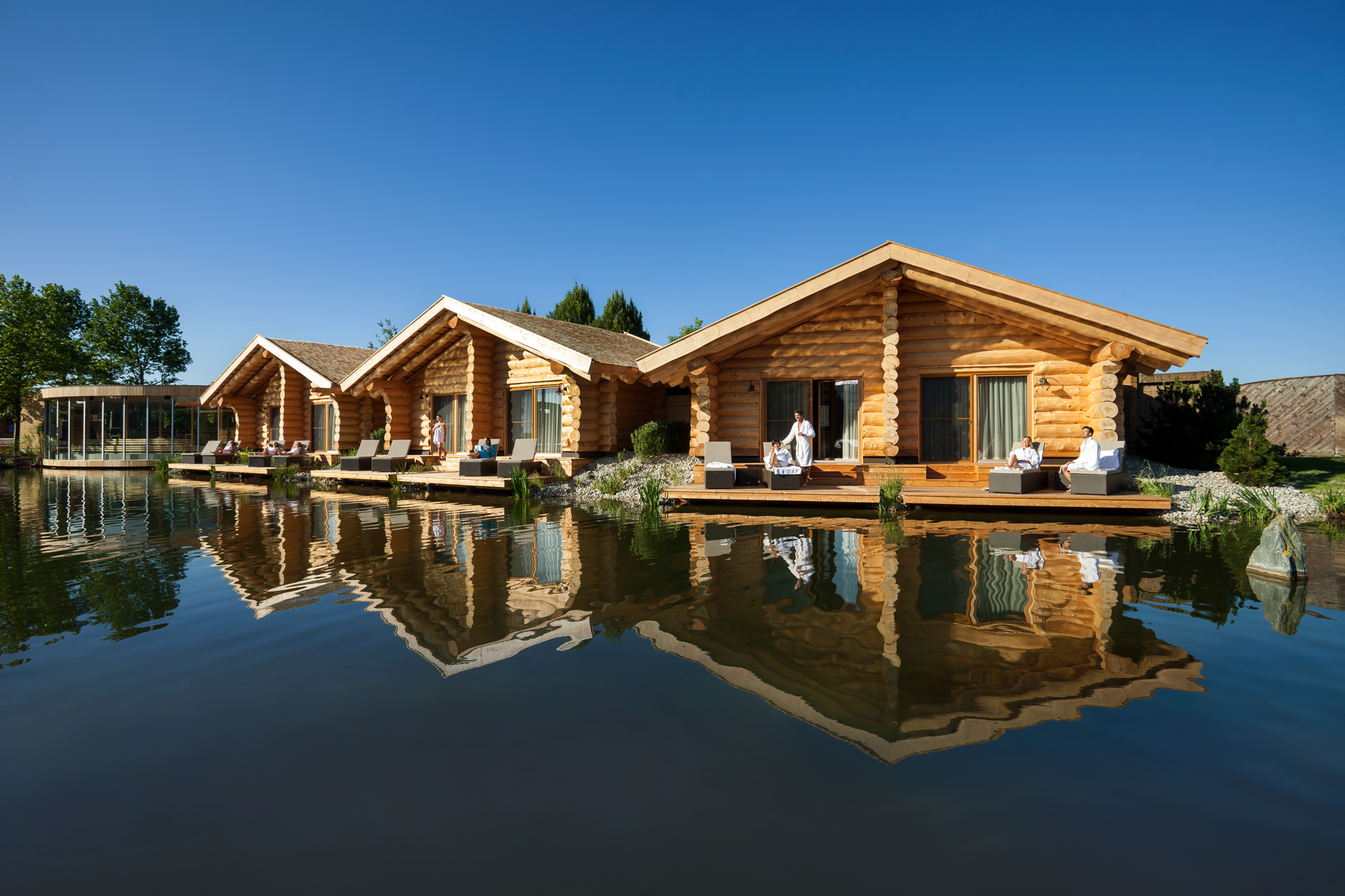 TE_ROYAL-DAY-SPA_See-Chalets_außen-(1).png