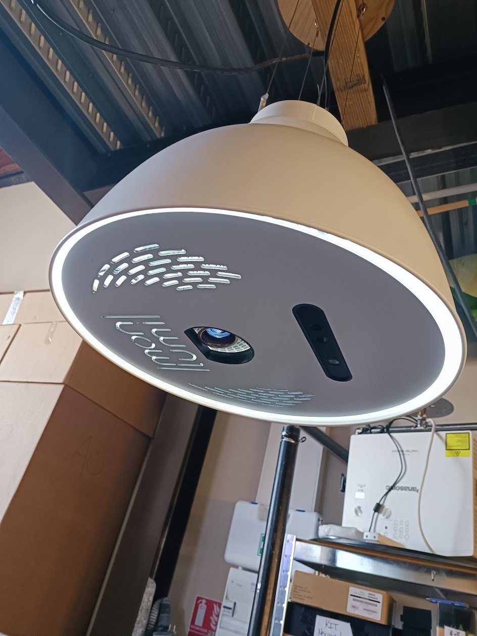 Lampe avec capteur de profondeur et vidéo projecteur intégré