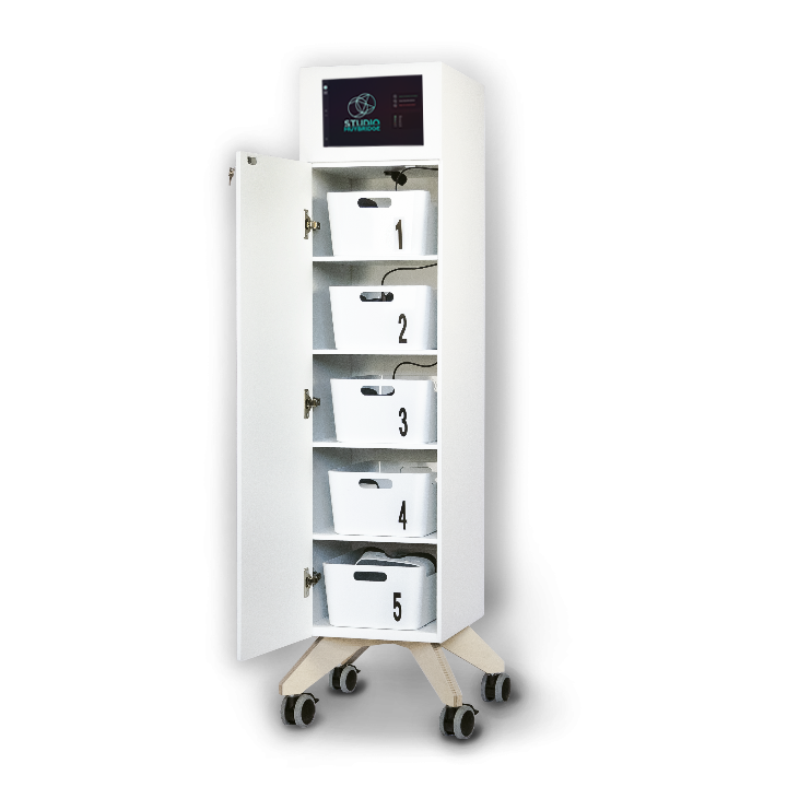 Armoire de rangement blanche avec porte, contenant cinq bacs numérotés de 1 à 5, sur roulettes, avec écran tactile en haut affichant un logo et des textes.