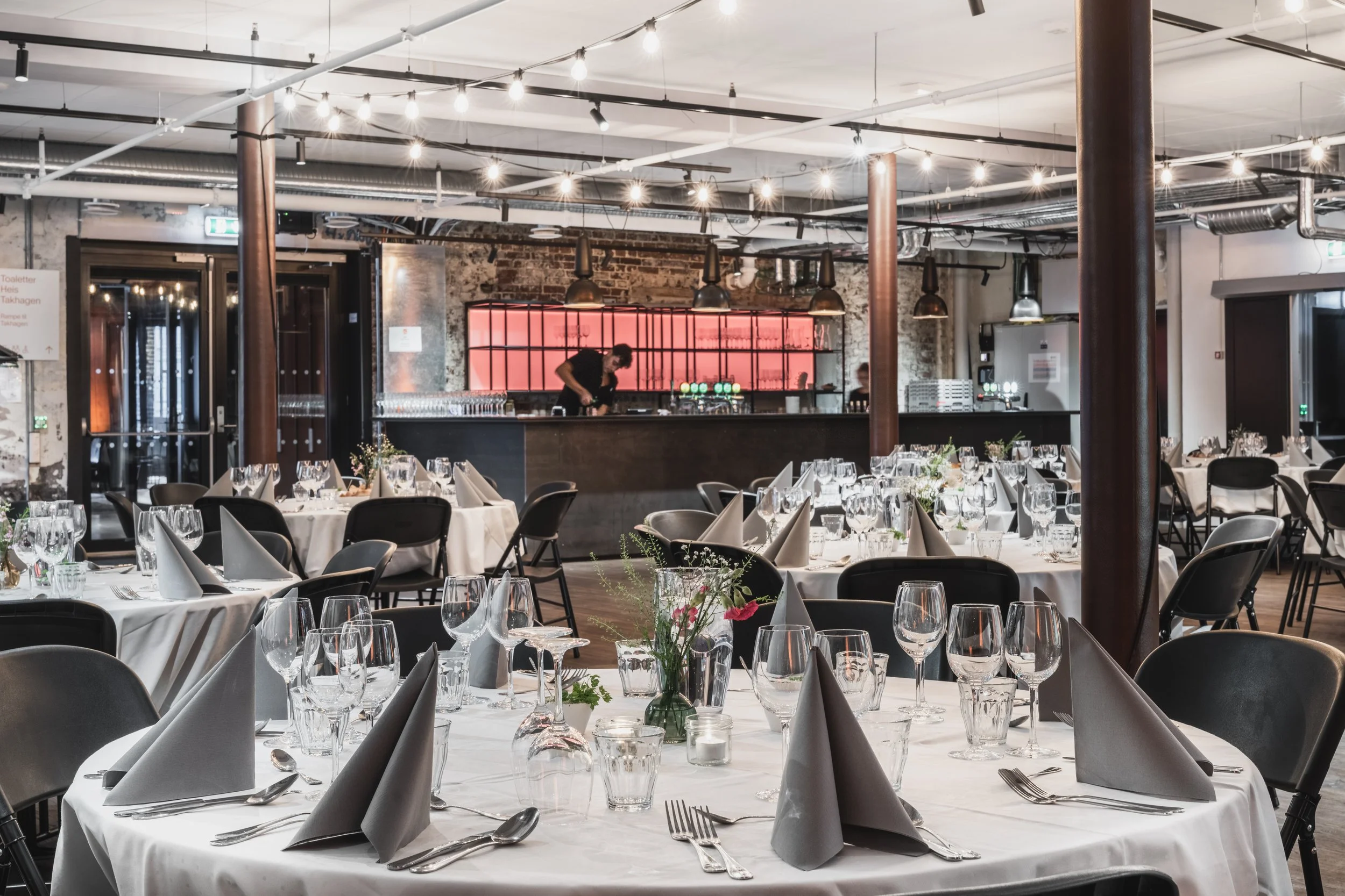 Lillesalen oppdekket.jpg