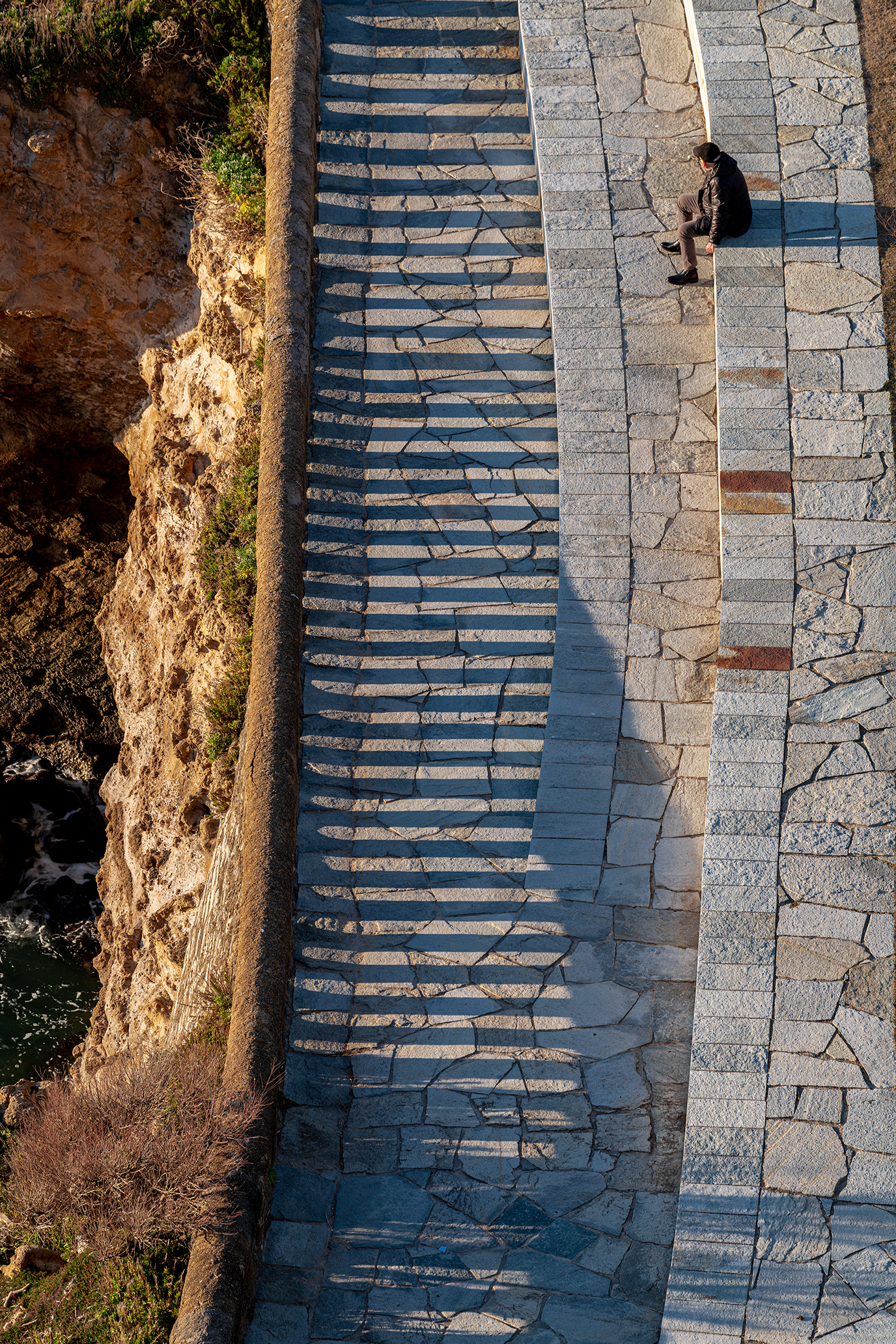 DERRIÈRE LES BARREAUX.webp