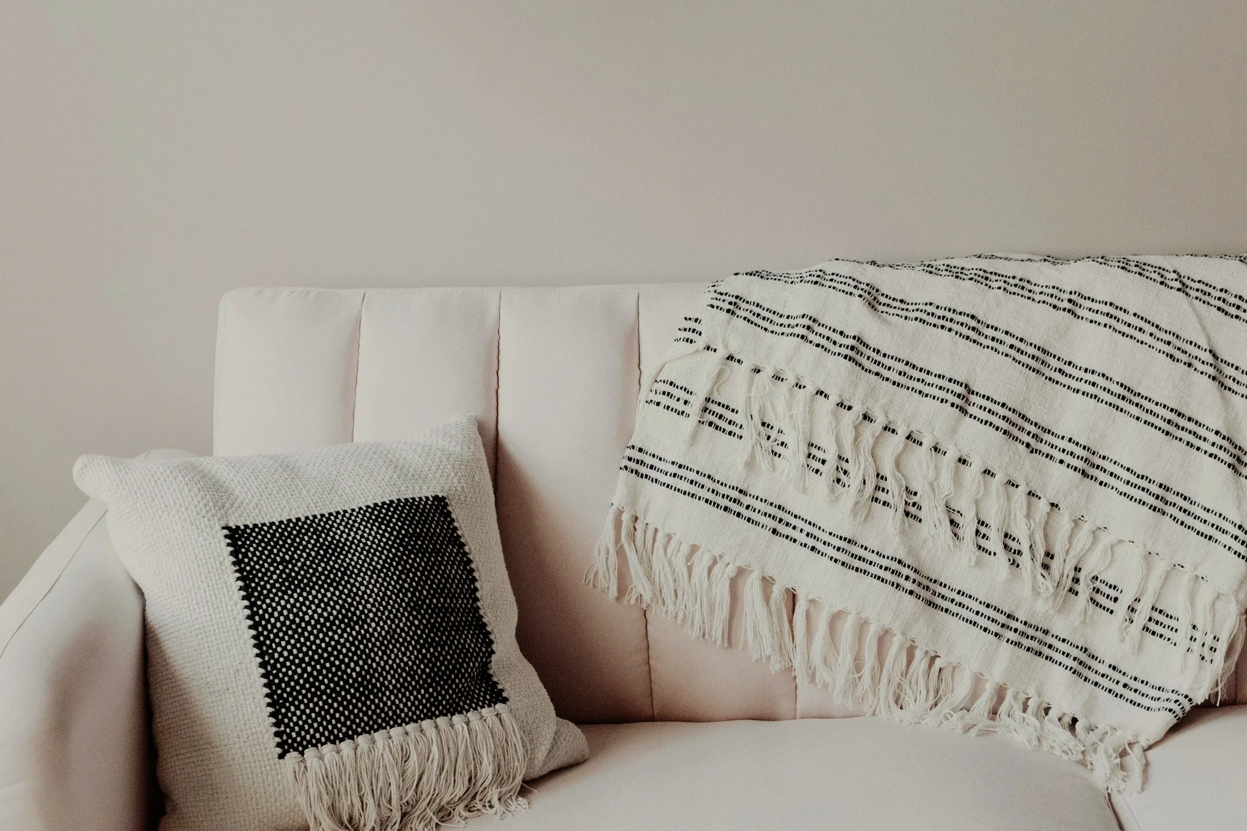A comfortable couch with a soft throw blanket, symbolizing a safe and supportive environment for online depression therapy for women in Florida.